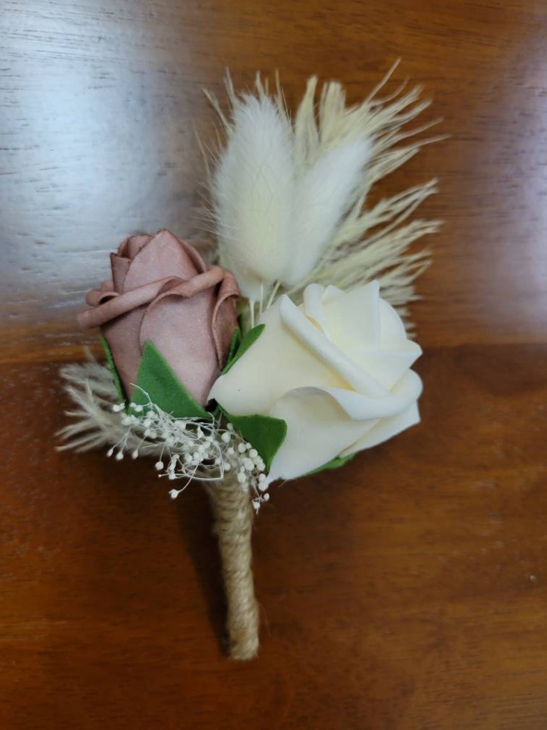 Boutonniere Da Uomo In Tessuto – Colore Dusty Rose – Set Da 6 – Con Tulipano Bianco E Foglie Verdi – Per Matrimonio E Cerimonie