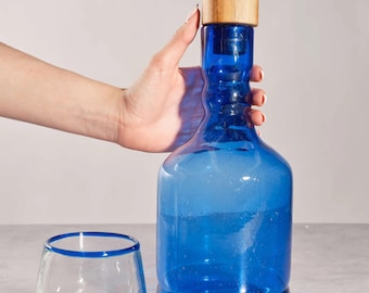 Botella de agua de vidrio soplado a mano, decantador de vidrio reciclado azul con tapa de madera, regalo de aniversario