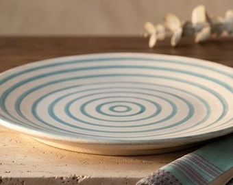 Platos llanos de 28 cm (11 pulgadas) con rayas turquesa. Pintados a mano al estilo mediterráneo.