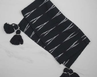 Camino de mesa tejido a mano en blanco y negro para mesa de comedor / Decoración bohemia de algodón / Ropa de hogar sostenible