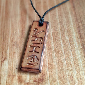 Colar Baybayin de bambu personalizado (escrita tradicional filipina)