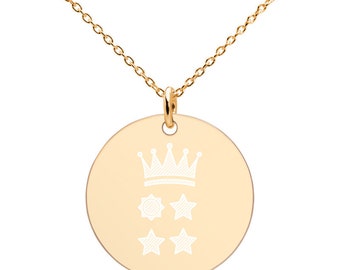 Pode incluir: Colar de ouro com um pingente redondo com uma coroa branca e três estrelas.