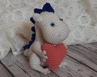 Dragão de crochê com coração: brinquedo de pelúcia amigurumi