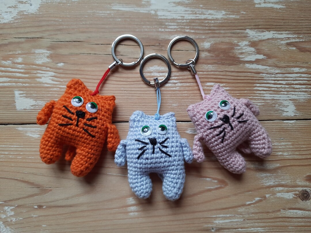 はる　あみぐるみ　キーホルダー　猫 かぎ針編みの猫のキーホルダー：小さな編みぐるみバッグチャーム