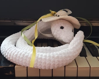 Pequena cobra de crochê de pelúcia, brinquedo amigurumi com estrutura de arame.