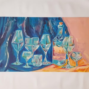 Puede incluir: Una pintura de un bodeg&oacute;n con una botella y vasos. La botella es azul y transparente, y los vasos son de diferentes formas y tama&ntilde;os. El fondo es azul oscuro y rosa.