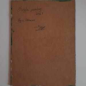 Puede incluir: Parte posterior de una pintura sobre lienzo marr&oacute;n con el texto "Pintura acr&iacute;lica 2024 Kyiv, Ucrania" y una firma.