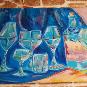 Puede incluir: Una pintura de un bodeg&oacute;n con fondo azul. La pintura presenta una botella y seis vasos, todos con forma de diamante. Los vasos est&aacute;n llenos de un l&iacute;quido transparente. La botella tambi&eacute;n es transparente y tiene un corcho en la parte superior. La pintura est&aacute; realizada en un estilo colorido con azules, verdes y amarillos brillantes.