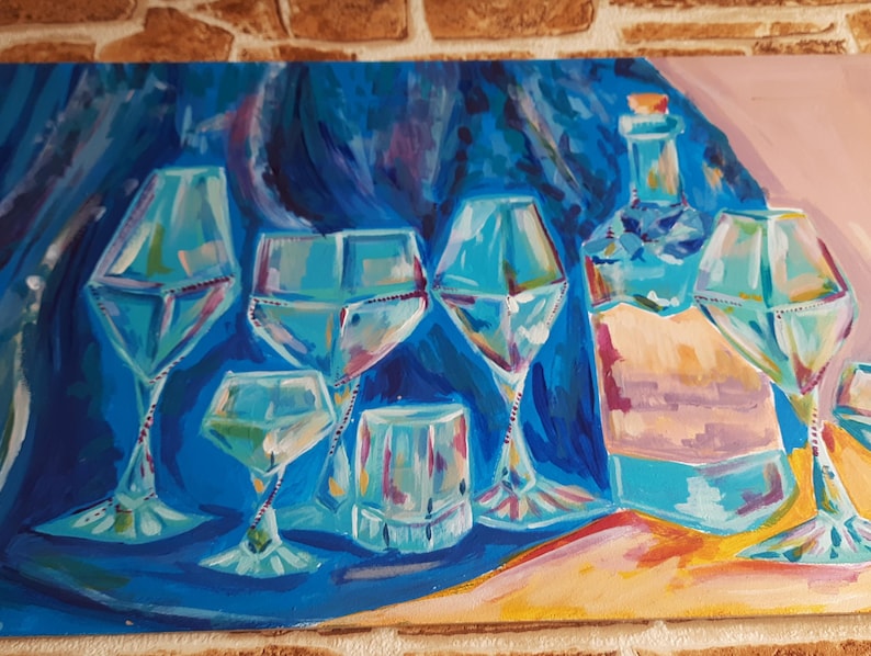 Puede incluir: Una pintura de un bodeg&oacute;n con fondo azul. La pintura presenta una botella y seis vasos, todos con forma de diamante. Los vasos est&aacute;n llenos de un l&iacute;quido transparente. La botella tambi&eacute;n es transparente y tiene un corcho en la parte superior. La pintura est&aacute; realizada en un estilo colorido con azules, verdes y amarillos brillantes.