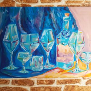 Puede incluir: Una pintura de un bodeg&oacute;n con una botella y vasos. La botella es azul y transparente, y los vasos son de diferentes formas y tama&ntilde;os. El fondo es azul oscuro y rosa.