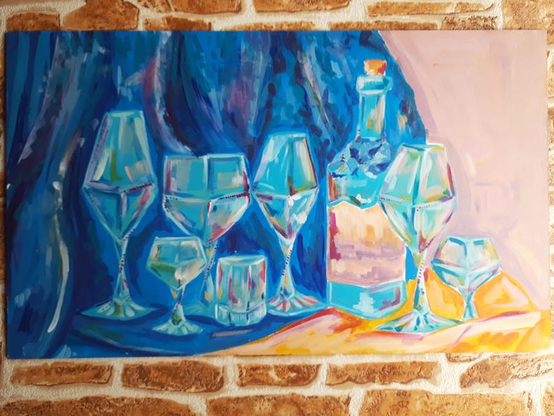 Puede incluir: Una pintura de un bodeg&oacute;n con una botella y vasos. La botella es azul y transparente, y los vasos son de diferentes formas y tama&ntilde;os. El fondo es azul oscuro y rosa.