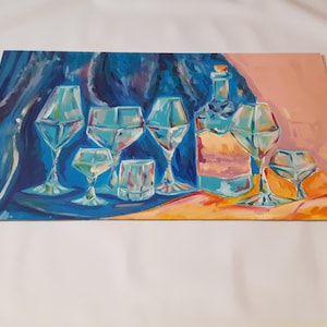 Puede incluir: Una pintura de un bodeg&oacute;n con una botella y vasos. La botella es transparente y tiene una superficie texturizada. Los vasos son de diferentes formas y tama&ntilde;os. El fondo es de color azul y rosa.