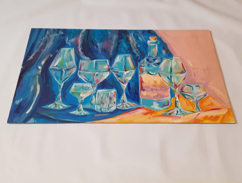 Puede incluir: Una pintura de un bodeg&oacute;n con una botella y vasos. La botella es transparente y tiene una superficie texturizada. Los vasos son de diferentes formas y tama&ntilde;os. El fondo es de color azul y rosa.
