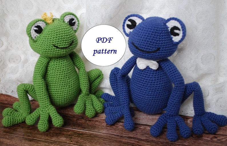 Pode incluir: Dois bichos de pel&uacute;cia de sapo de croch&ecirc;, um verde com uma coroa dourada e um azul com uma gravata borboleta branca, est&atilde;o lado a lado. O texto "PDF pattern" est&aacute; em um c&iacute;rculo branco. Os sapos t&ecirc;m olhos grandes e p&eacute;s palmados.