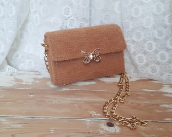 Bolso de mano pequeño y esponjoso de ganchillo, bolso cruzado de noche de ganchillo marrón claro
