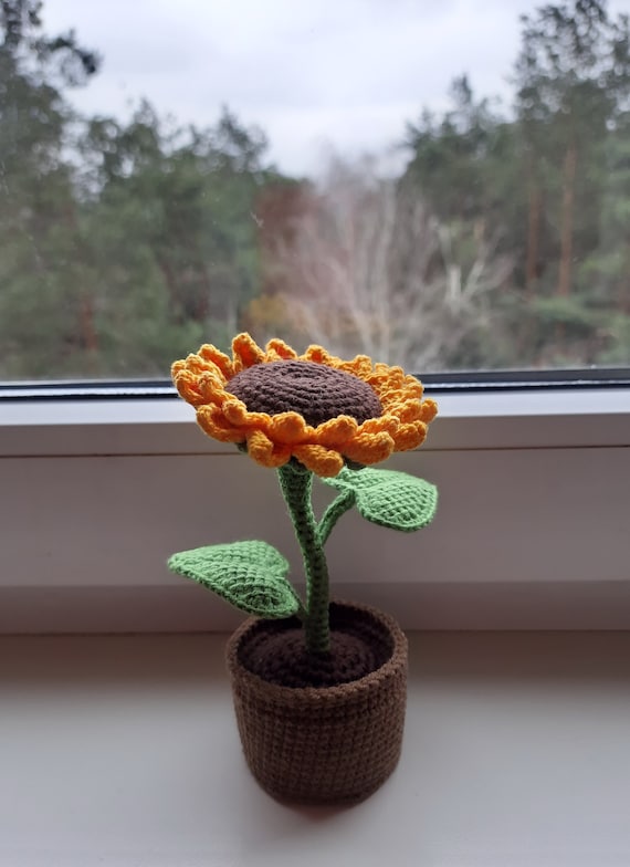 Gehäkelte Sonnenblume im Topf, gehäkelte Topfpflanzen für