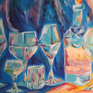 Puede incluir: Una pintura de un bodeg&oacute;n con una botella y seis vasos. Los vasos son de diferentes formas y tama&ntilde;os, y est&aacute;n llenos de un l&iacute;quido transparente. La botella tambi&eacute;n es transparente y tiene una etiqueta. El fondo es de color azul y morado.