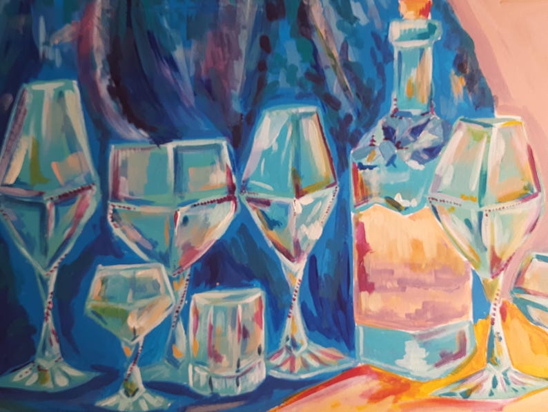 Puede incluir: Una pintura de un bodeg&oacute;n con una botella y seis vasos. Los vasos son de diferentes formas y tama&ntilde;os, y est&aacute;n llenos de un l&iacute;quido transparente. La botella tambi&eacute;n es transparente y tiene una etiqueta. El fondo es de color azul y morado.