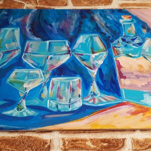 Puede incluir: Una pintura de un bodeg&oacute;n con cinco vasos y una botella. Los vasos son todos transparentes y tienen una forma de diamante. La botella es azul y tiene un corcho en la parte superior. El fondo es azul oscuro con toques de morado y rosa.
