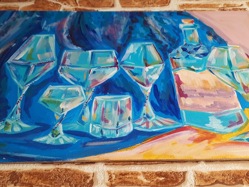 Puede incluir: Una pintura de un bodeg&oacute;n con cinco vasos y una botella. Los vasos son todos transparentes y tienen una forma de diamante. La botella es azul y tiene un corcho en la parte superior. El fondo es azul oscuro con toques de morado y rosa.