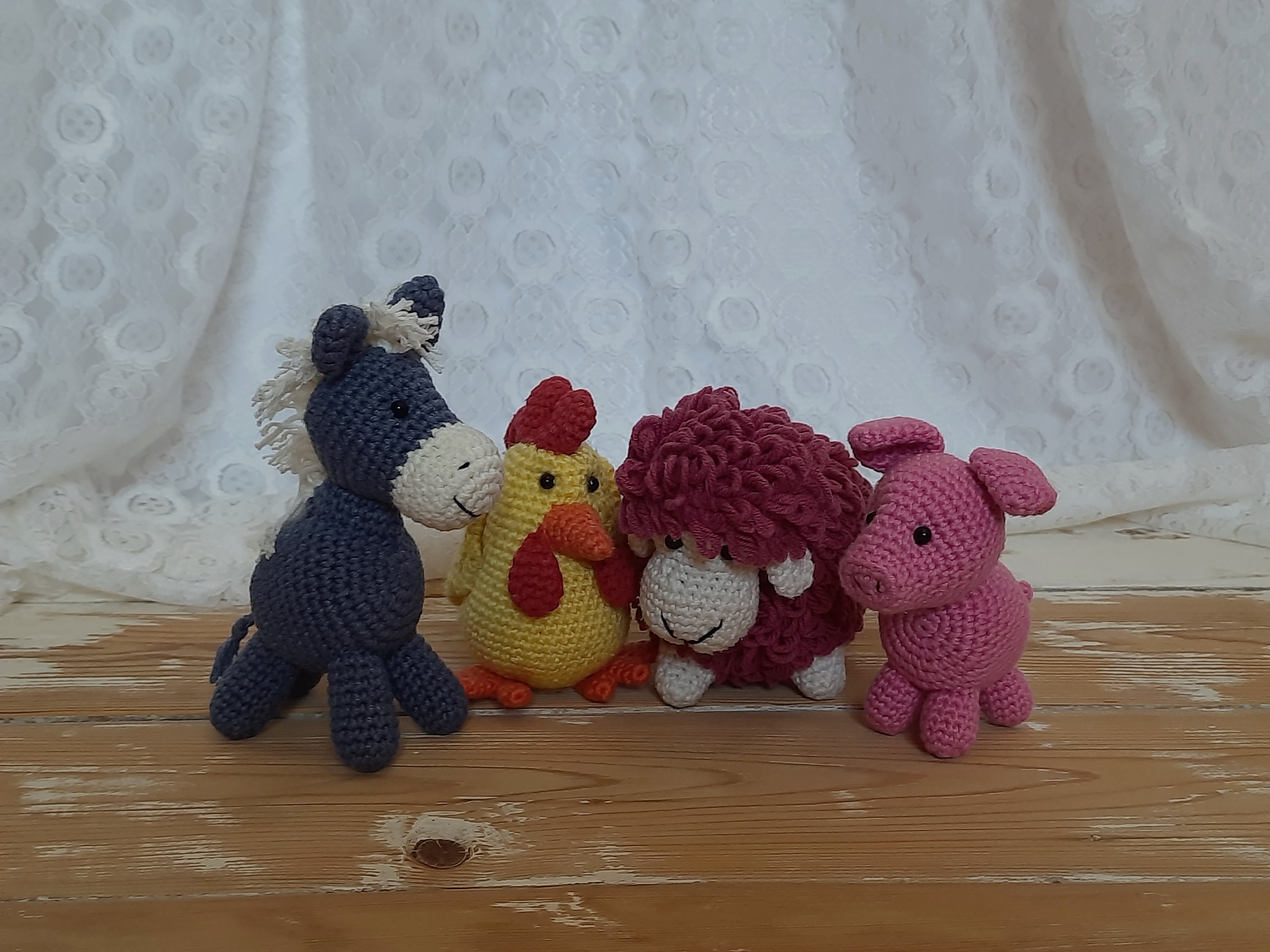 petits-animaux-de-la-ferme-heureux-au-crochet-ne-cochon-coq-mouton