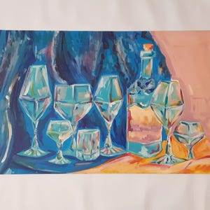Puede incluir: Una pintura de un bodeg&oacute;n con una botella y varios vasos. La botella es transparente y tiene un tap&oacute;n de corcho. Los vasos son de diferentes formas y tama&ntilde;os. El fondo es de color azul y rosa.