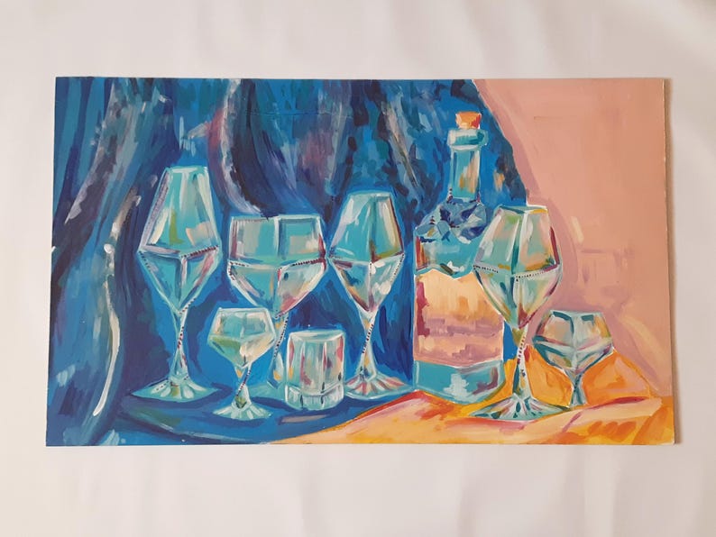 Puede incluir: Una pintura de un bodeg&oacute;n con una botella y varios vasos. La botella es transparente y tiene un tap&oacute;n de corcho. Los vasos son de diferentes formas y tama&ntilde;os. El fondo es de color azul y rosa.