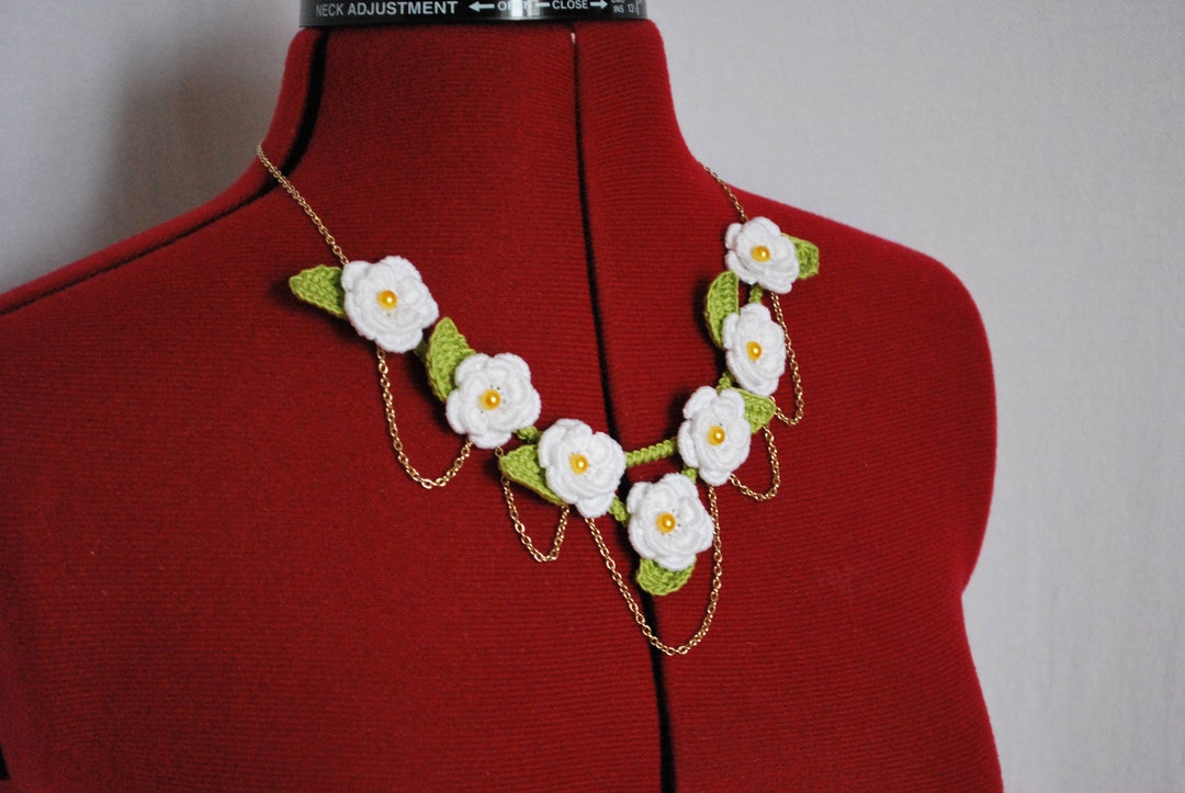 CROCHETED MINI FLOWER FRINGE WRISTLET • white