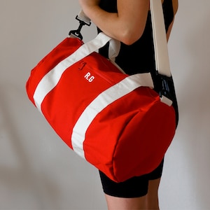 Personalisierte rote Sporttasche für Frauen und Männer, Initialen Monogramm Duffle Bag, Unisex Sporttasche, gestickte Yoga-Tasche, kundenspezifische Weekender-Tasche