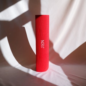 Bestickte Yogamatte für Yogalehrer, Besticktes Yogamattengeschenk für Yogaliebhaber, Meditations- und Wellnessgeschenk, Bestickte Yogamatte für Frauen