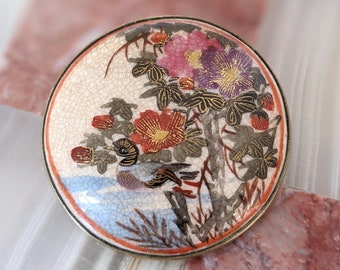 Mooie antieke Japanse Satsuma porselein broche met een eend, vijver en bloemmotief