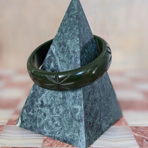 Vintage Chunky Carved Bakelite Bangle in vivd Forest Green / Dark Green