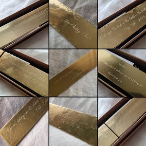 Peut inclure: Un collage de neuf marque-pages rectangulaires en m&eacute;tal dor&eacute;, chacun pr&eacute;sentant des gravures personnalis&eacute;es uniques. Les inscriptions incluent des dates, des noms, des coordonn&eacute;es et diverses citations dans des polices &eacute;l&eacute;gantes.