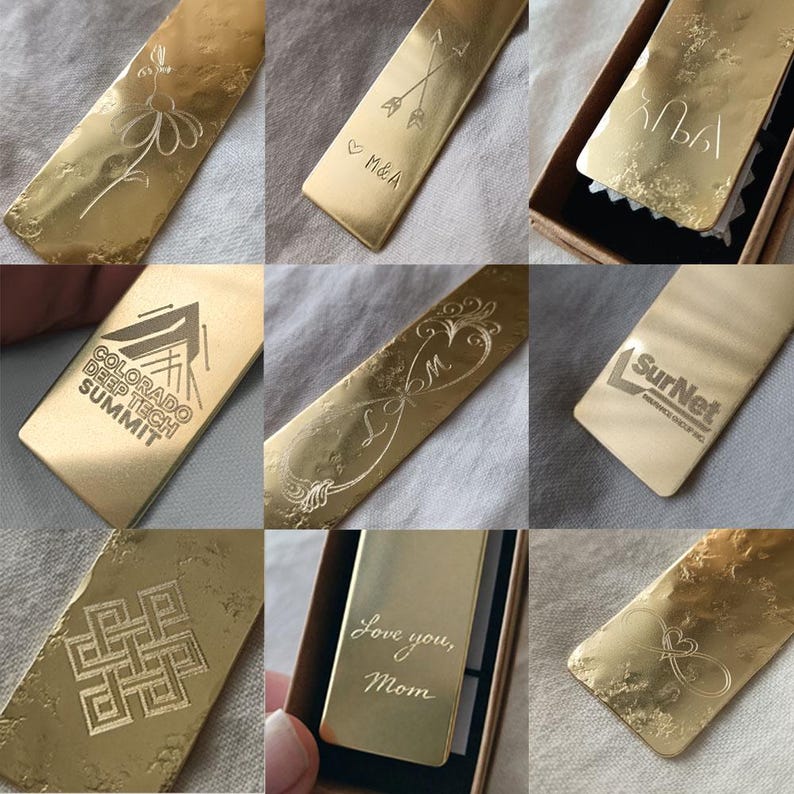 Peut inclure: Une collection de marque-pages rectangulaires en m&eacute;tal dor&eacute; pr&eacute;sentant divers motifs grav&eacute;s au laser, notamment une fleur, des fl&egrave;ches crois&eacute;es avec des initiales, le texte Colorado Deep Tech Summit, SurNet, Love you, Mom et des motifs g&eacute;om&eacute;triques.