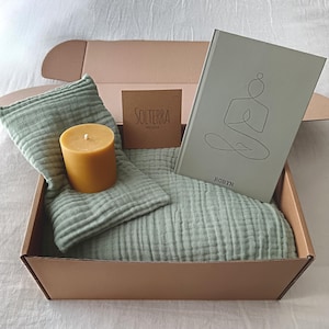 Gepersonaliseerd yogacadeau-idee voor yogaliefhebber cadeauset voor zelfzorg geschenkdoos wellnessbundel yogadeken shavasana yogadagboek op maat afbeelding 1