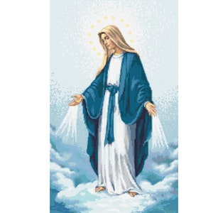Può includere: Un dipinto della Vergine Maria, raffigurata con una veste blu e un abito bianco, in piedi su nuvole con un'aureola di stelle sopra la sua testa.