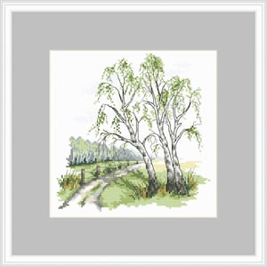 Op de afbeelding: Een borduurwerk met kruissteek van een landelijk landschap met twee berkenbomen, een zandweg en een hek. De bomen zijn groen en wit, en de weg slingert door een veld.