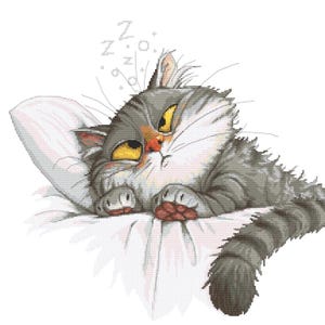 Puede incluir: Un gato gris y blanco con ojos amarillos está durmiendo en una cama blanca. El gato está acurrucado con las patas metidas debajo de la barbilla. El gato está soñando, como lo indican las Z sobre su cabeza.