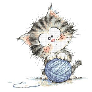 Può includere: Un disegno a punto croce di un gattino con pelo grigio e bianco, che tiene in mano una palla di lana blu. Il gattino ha grandi occhi espressivi e un naso rosa. L'immagine è su sfondo bianco.