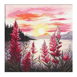 Puede incluir: Una bordado de punto de cruz que representa una puesta de sol sobre un lago con flores silvestres rosas en primer plano. El cielo es un degradado de rosa, naranja y amarillo, con un sol brillante en la distancia. El lago es de color azul claro y las flores silvestres son de un rosa vibrante.