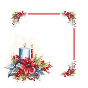 Könnte beinhalten: Eine blaue Kerze mit einer roten Kerze daneben, beide mit Flammen, umgeben von roten Beeren, grünen Blättern und einer roten Weihnachtsstern-Blume. Die Kerzen befinden sich in einem weißen Rahmen mit roten Linien.