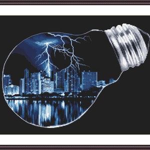 Op de afbeelding: Een blauwe en witte gloeilamp met een skyline en bliksemstralen erin. De gloeilamp is op een zwarte achtergrond.