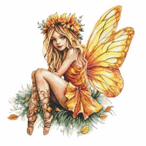 Puede incluir: Un diseño de punto de cruz de un hada con cabello rubio, ojos azules y alas amarillas. Lleva un vestido amarillo y una corona de flores, sentada sobre un lecho de hierba verde con hojas caídas. La imagen es de temática fantástica.