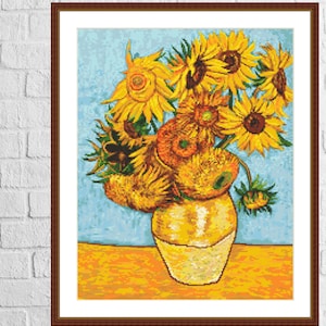 Op de afbeelding: Een schilderij van een vaas vol met zonnebloemen. De zonnebloemen zijn geel met bruine centra en zijn in een losse bos gerangschikt. De vaas is een eenvoudige bruine aardewerken pot. De achtergrond is lichtblauw.