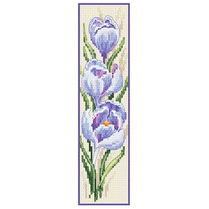 Peut inclure: Un marque-page en point de croix représentant trois crocus violets disposés verticalement avec des feuilles vertes sur un fond crème.