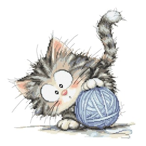 Può includere: Design a punto croce di un gattino giocoso con grandi occhi, che tiene in mano una palla di filo blu. Il gattino ha il pelo grigio e bianco con accenti rosa sulle orecchie e sul naso. Il design è su sfondo bianco.