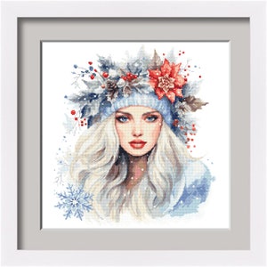 Puede incluir: Una mujer con el pelo largo y rubio lleva un gorro de invierno azul adornado con una flor de pascua roja y otras plantas de invierno. El fondo es blanco con copos de nieve.