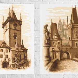 Può includere: Due illustrazioni seppia di edifici storici a Praga, Repubblica Ceca. La prima immagine mostra il municipio della Città Vecchia con la sua iconica torre dell'orologio astronomico. La seconda immagine mostra il Ponte Carlo con i suoi archi di pietra decorati e le torri.