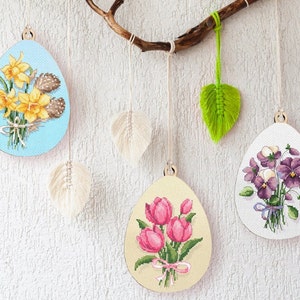 3 lentebloemen - narcissen, viooltjes, tulpen digitale borduurpatronen PDF, 3 eieren met kleine lentebloemen voor Pasen.