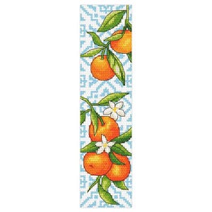Puede incluir: Un marcapáginas de punto de cruz con un diseño de cítricos naranjas con hojas verdes y flores blancas. Las naranjas son de color naranja brillante, sobre un fondo azul claro con un patrón geométrico.